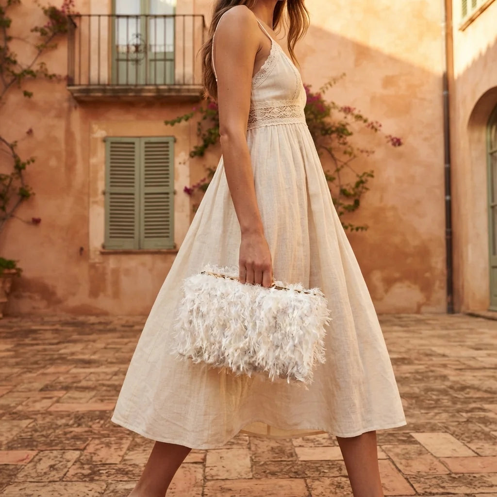Woman wearing White fringe mini bag with swaying fringe