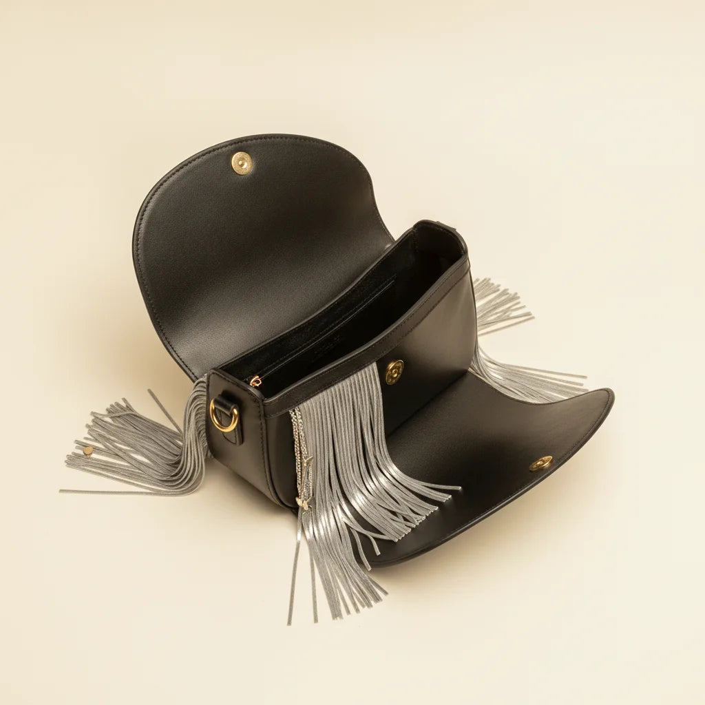 Interior lining and pockets of Black leather saddle bag fringe